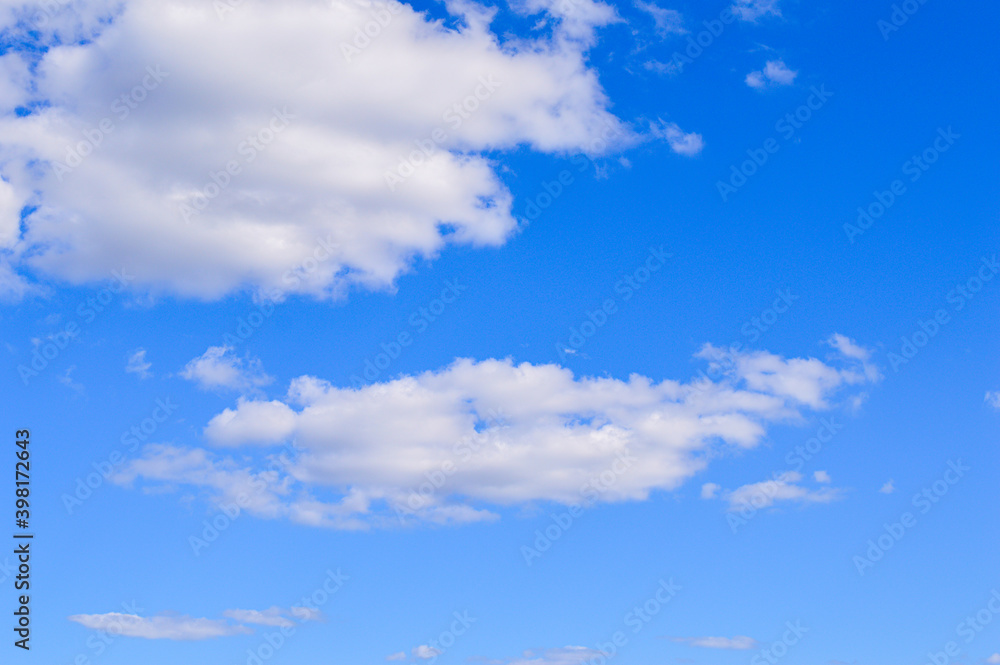 Fototapeta premium Nubes blancas es un bello cielo azul