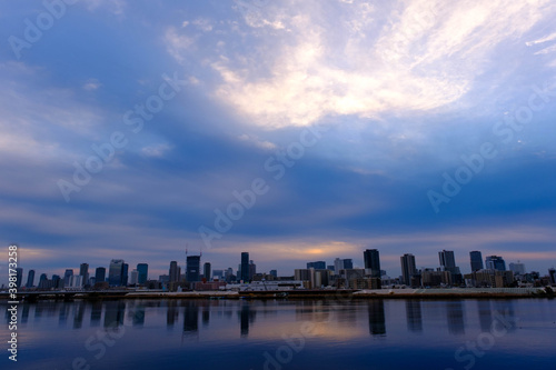 大阪淀川河川敷から見た梅田。早朝厚い雲からわずかに朝日が顔を出す © 宮岸孝守