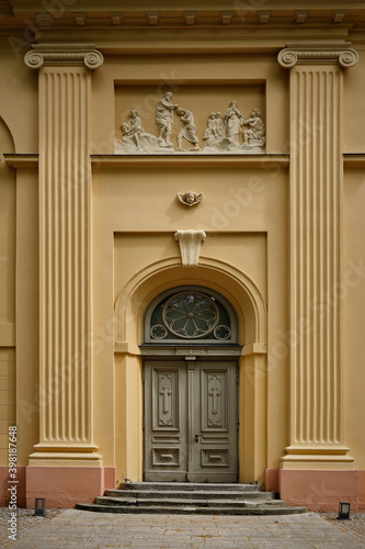 Hauptportal mit ionischen Pilastern an der klassizistischen Neuruppiner Stadtpfarrkirche St. Marien - das Relief zeigt "Moses mit den Gesetzestafeln"