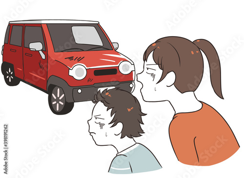 中古車の軽自動車を見る　ガッカリする親子