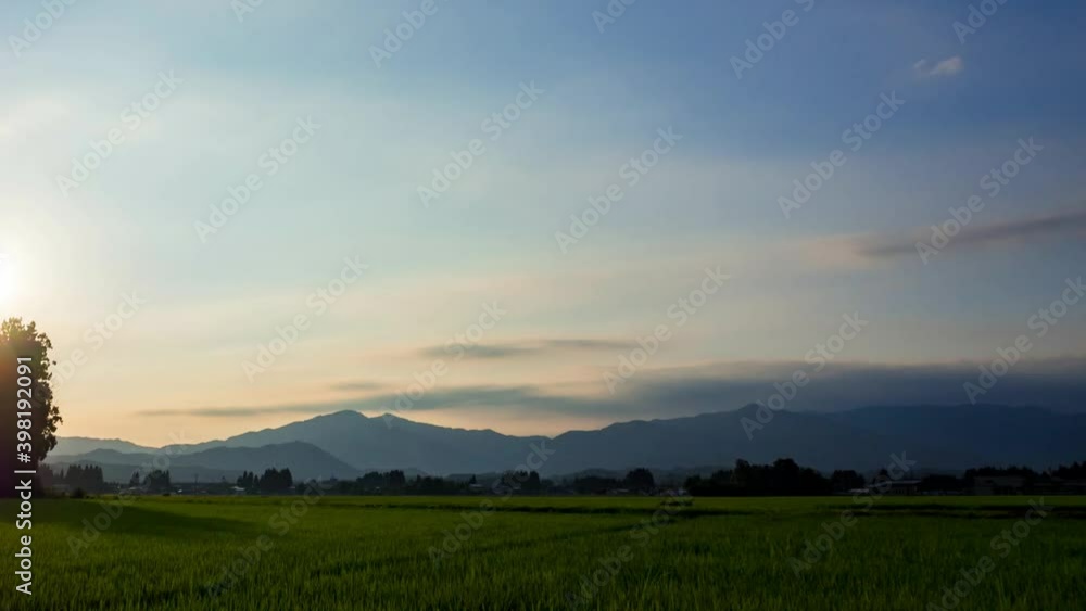タイムラプス 8月の田園風景 夕日が沈む グラデーション 自然風景 タイムラプス 8月の田園風景 夕日が沈む グラデーション 自然風景