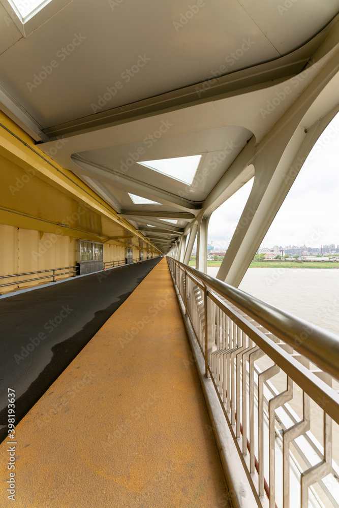 Obraz premium Bridge, pedestrians and non-motorized vehicle lanes