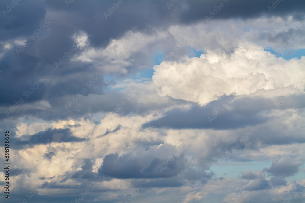 Obraz premium Dark grey storm clouds before rain. Dramatic natural sky background