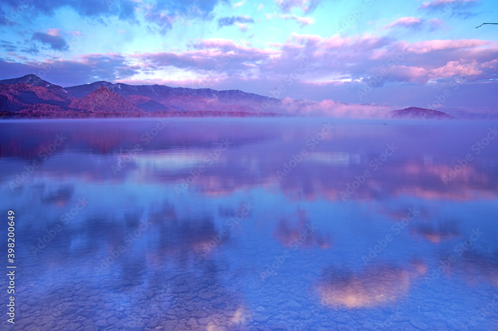 雲の浮かぶ空を水面に映す湖