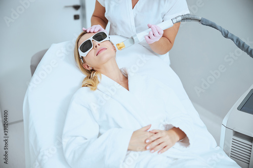 Ταπετσαρία Doctor performing the laser skin tightening treatment