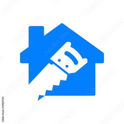 Taller de carpintería. Icono casa con serrucho en espacio negarivo en color azul