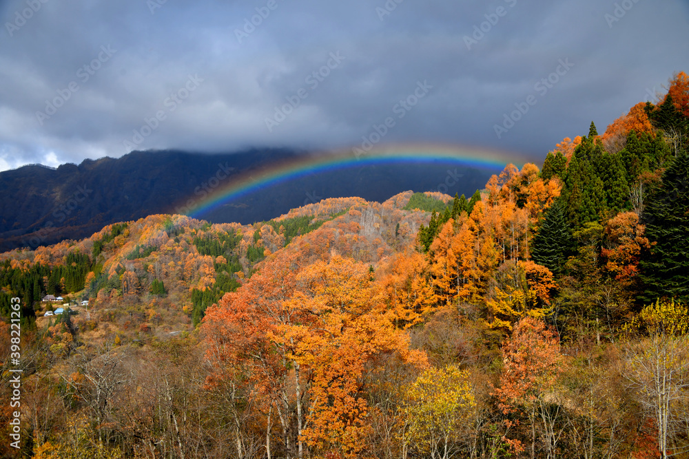 紅葉の絶景に虹がかかり幻想的な風景