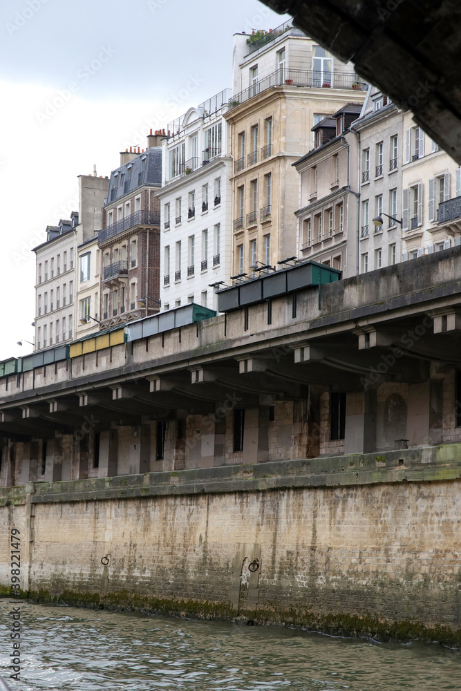 blick auf historische stadthäuser am rive gauche paris