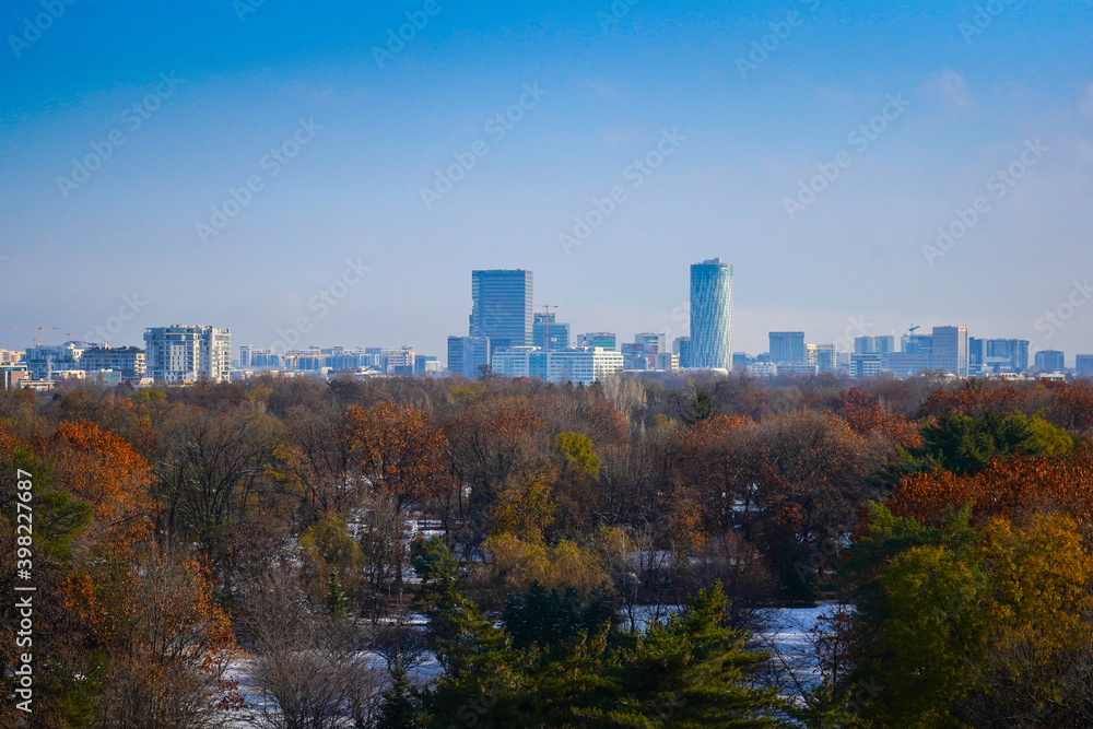 Obraz premium Bucharest, aerial view of the Arc de Triomphe, autumn landscape, autumn city, day photography, autumn colors