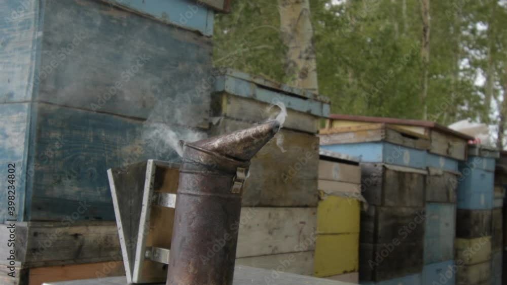 Operation of the device for smoking bees to extract honey from the beehive Operation of the device for smoking bees to extract honey from the beehive