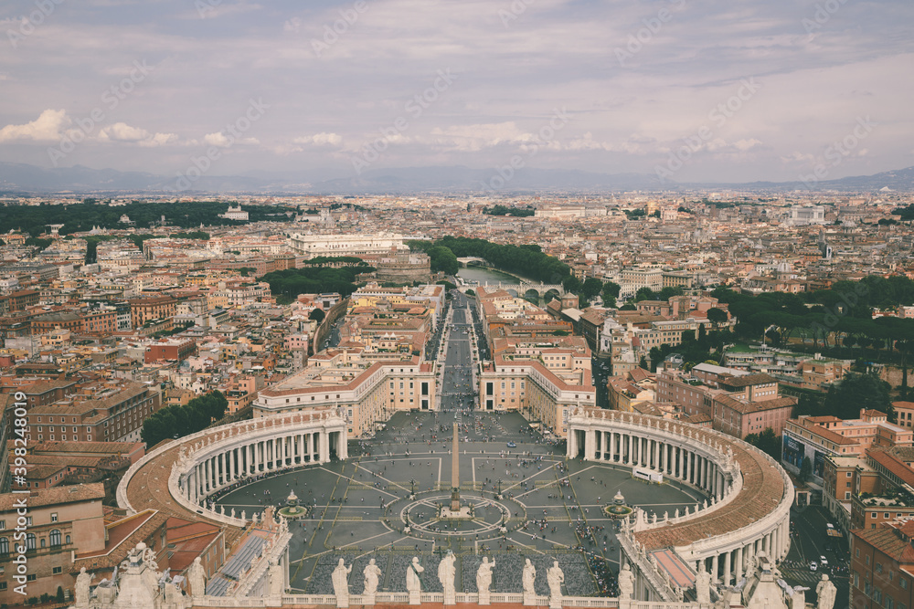 Fototapeta premium Panoramic view on the St. Peter's square and city of Rome