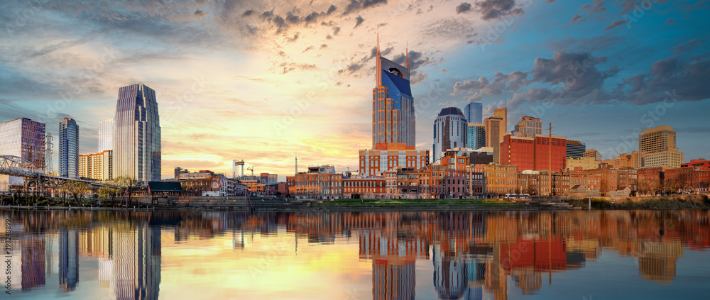 Fototapeta premium Nashville morning skyline with dramatic clouds