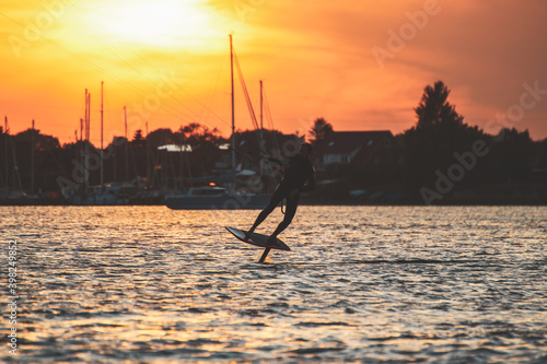 Kitesurfer beim foilen im Hafenbecken von Großenbrode an der Ostsee / 2020