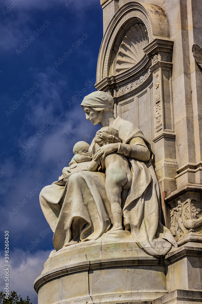 Fototapeta premium Architectural fragment of Queen Victoria Memorial near Buckingham Palace, London, England, UK.