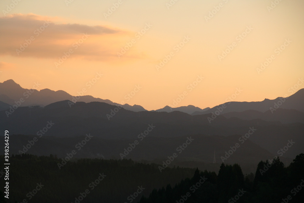 夕暮れと山の稜線の風景写真素材
