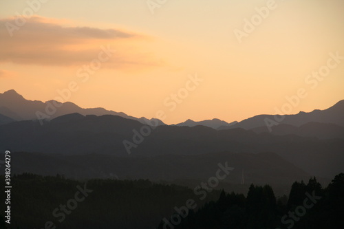 夕暮れと山の稜線の風景写真素材
