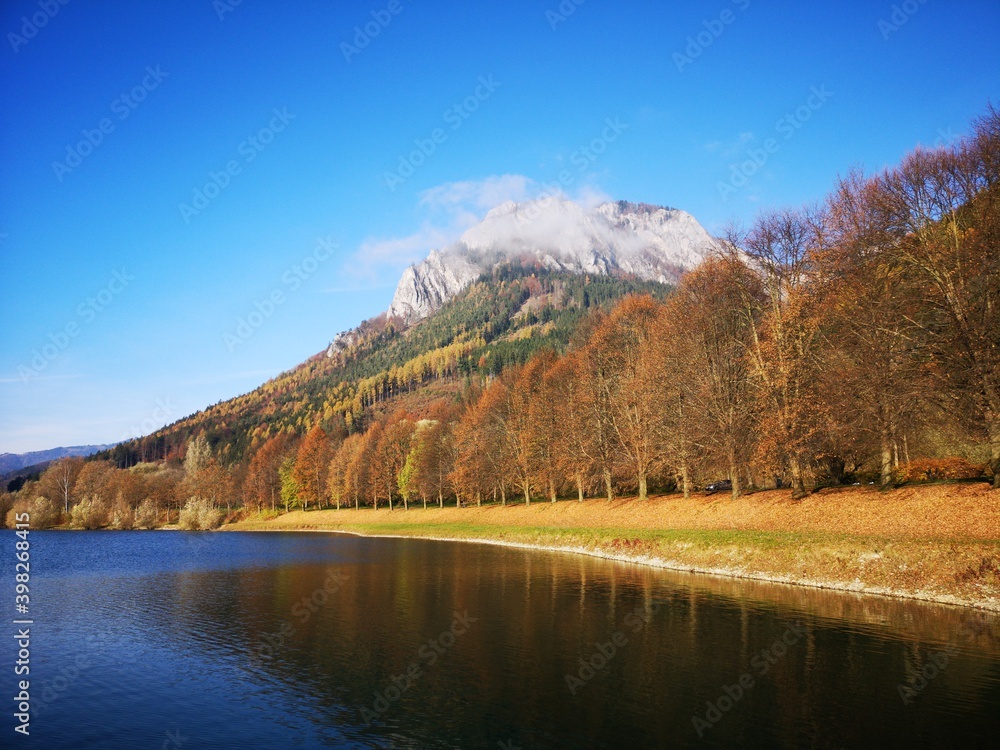 Idyllischer Bergsee Alpensee im Herbst