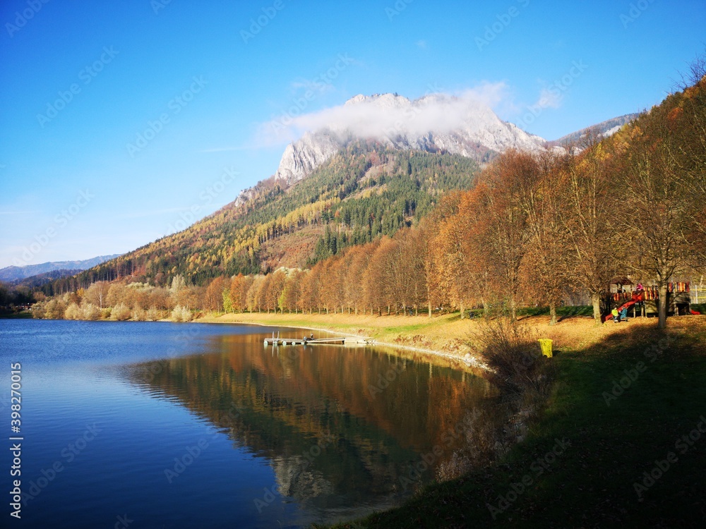 Bergsee Alpen im Herbst