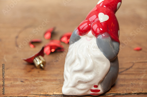 Foto Santa clause decoration holding his mittens in front of his eyes