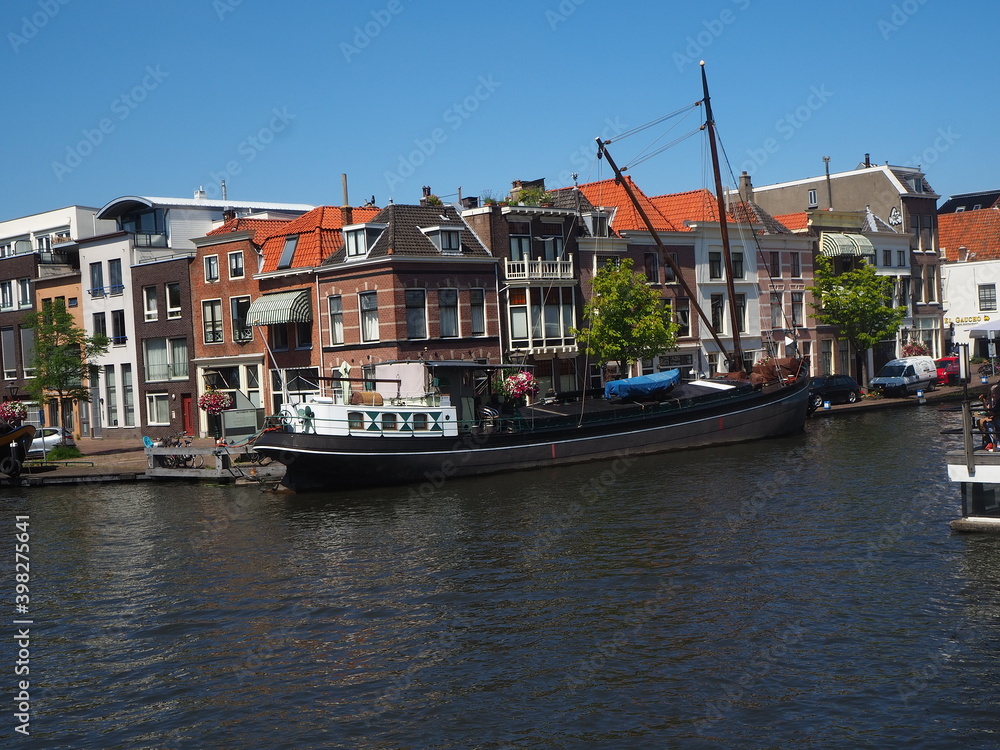 port de  Leiden, Pays-Bas avec ses gâteux et son moulin