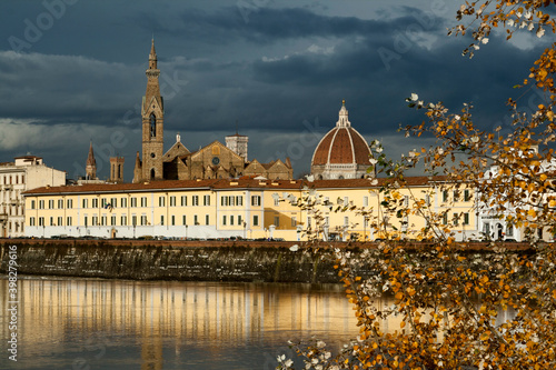 Italia, Toscana, Firenze, veduta della città e fiume Arno.