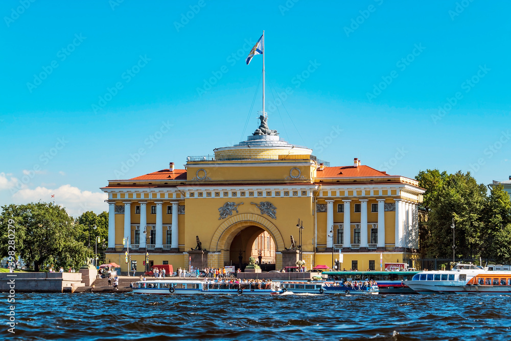 Naklejka premium Admiralty arch on the Neva embankment in Saint Petersburg, Russia .