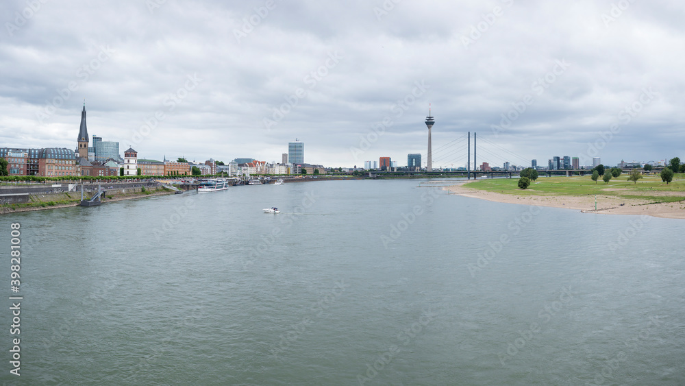 Blick über den Rhein in Düsseldorf von der Oberkasseler Brücke