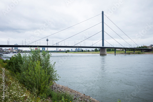 Schrägseilbrücke über den Rhein in Düsseldorf