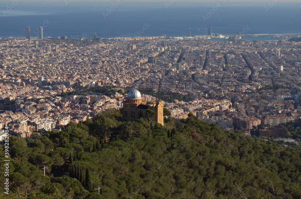 Obraz premium View of the Barcelona city from the hill