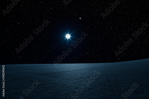 Leuchtender Stern über einer Schneedecke