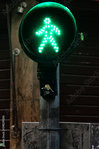 Semáforo verde para pedestres sinalizando positivo para atravessar a rua. photo