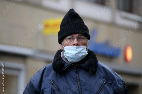 Mannheim, Dezember 2020: Obdachlos in Zeiten von Corona. Die Coronavirus Pandemie verschärft die Lage der wohnsitzlosen Menschen im Land (model released) photo