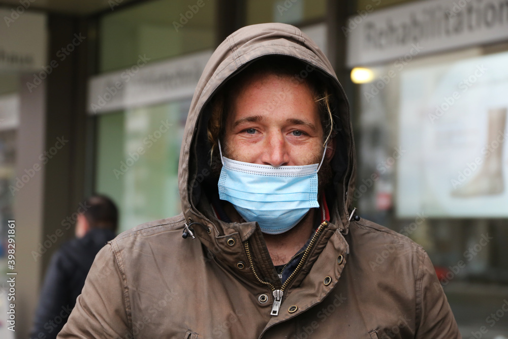 Mannheim, Dezember 2020: Obdachlos in Zeiten von Corona. Die Coronavirus Pandemie verschärft die Lage der wohnsitzlosen Menschen im Land (model released) Mannheim, Dezember 2020: Obdachlos in Zeiten von Corona. Die Coronavirus Pandemie verschärft die Lage der wohnsitzlosen Menschen im Land (model released)