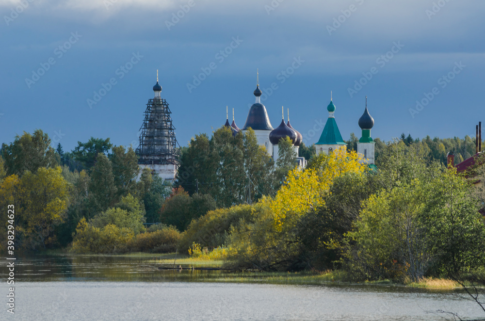 Siya Russian Program Siya. Autumn view of the Anthony-Siyskiy monastery. Temples among the ...