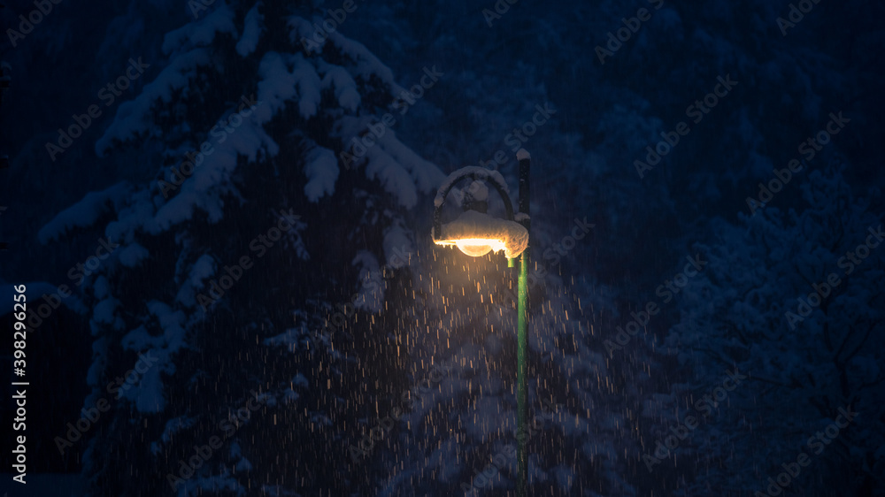 Warmes Laternenlicht in einer verschneiten Winternacht - Hintergrund für Advent, Weihnachten, Winter