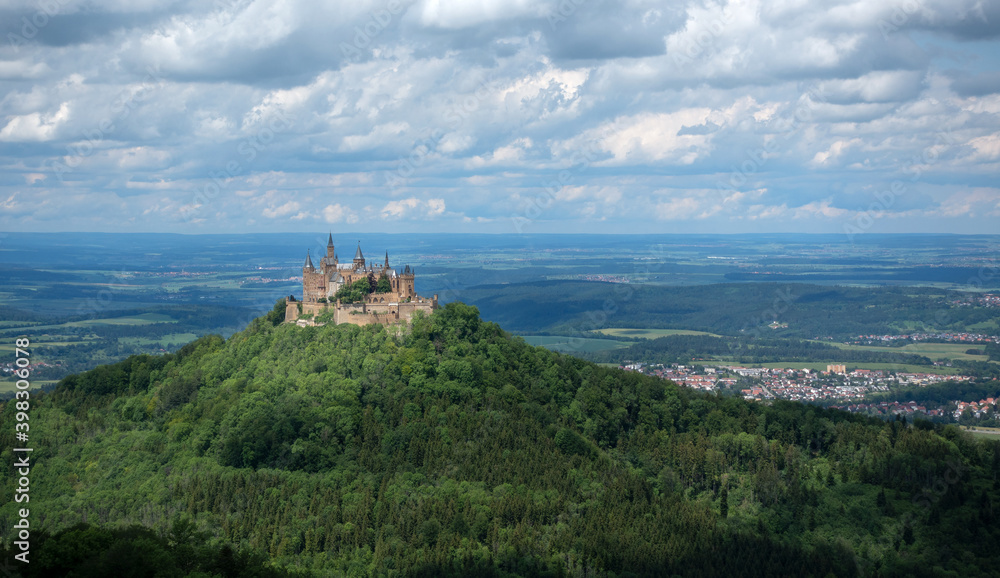 Burg Hohenzollern bei Hechingen, Deutschland - gezoomter Blick vom Aussichtspunkt Zeller Horn auf der Schwäbischen Alb