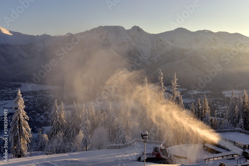 Naśnieżanie stoków narciarskich, armatki śnieżne, Tatry zima zaspy, duże opady śniegu