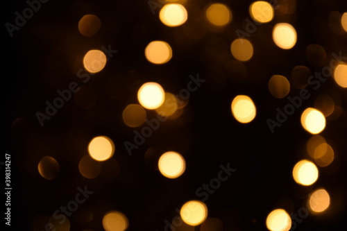 Lights blurred golden bokeh abstract on dark background, rozmyte światełka na ciemnym tle lampki świąteczne