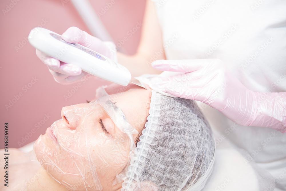 Beautician makes facial cleansing for a girl in the salon
Beautician makes facial cleansing for a girl in the salon
