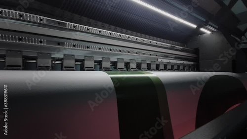 Large format digital printing machine and moving print head