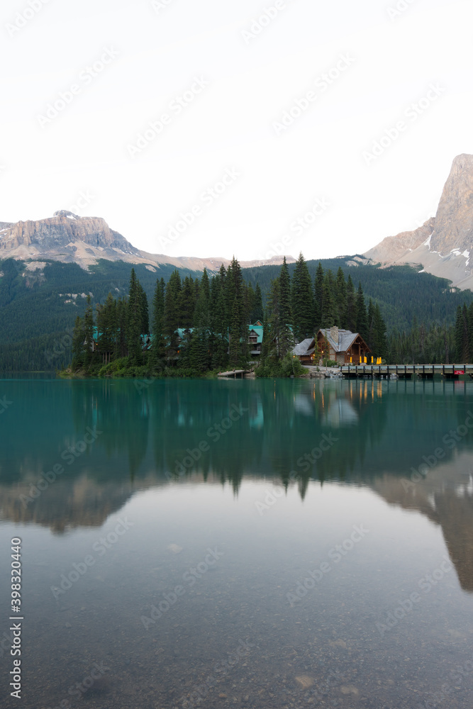 Naklejka premium Emerald Lake Lodge on a Calm Evening
