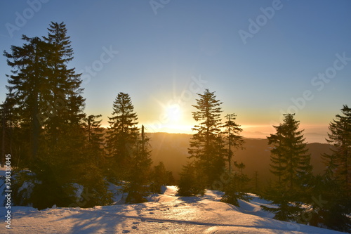 Zima na Turbaczu w Gorcach. Wschód słońca w górach, atak zimy, silne mrozy w Beskidach