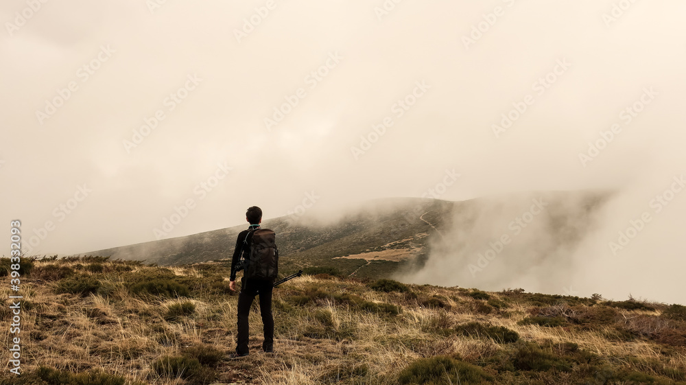 Mujer montañista con nubes bajas Mujer montañista con nubes bajas