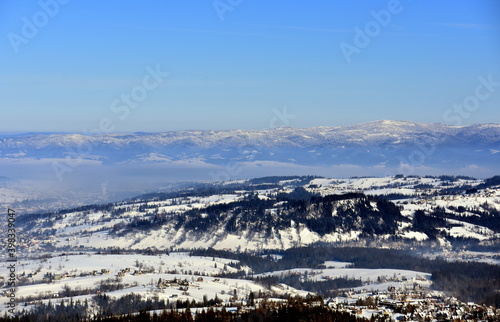 Mroźny dzień w górach, atak zimy, silne mrozy w Beskidach. Zima na Turbaczu w Gorcach. 