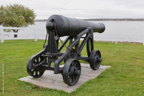 Obraz na płótnie A cannon stands guard over Charlottetown Harbour from Prince Edward Battery in PEI