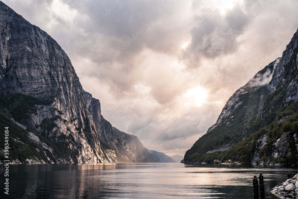 Fjord mit Sonnenstrahlen