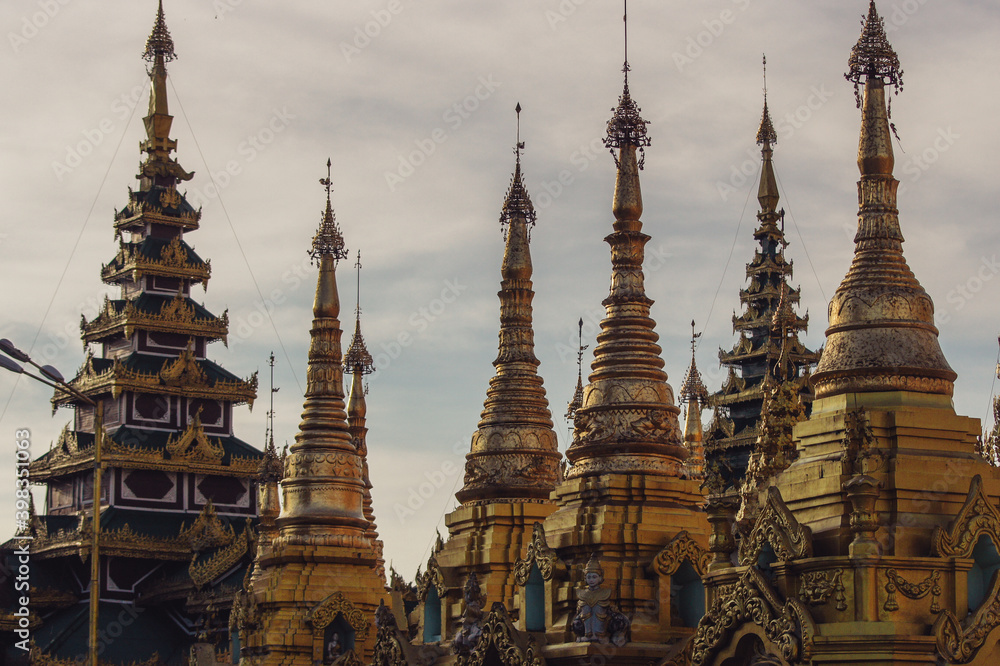 Fototapeta premium a large building with towers