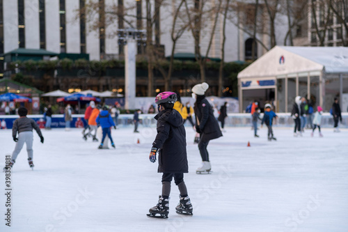 Criancas brincando em pista de gelo em New York City 