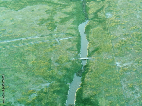 Vista aérea de un pequeño puente que cruza un río muy pequeño.