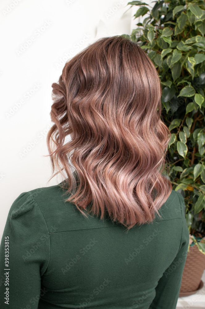 Fototapeta premium Wavy hair on a blonde woman back view